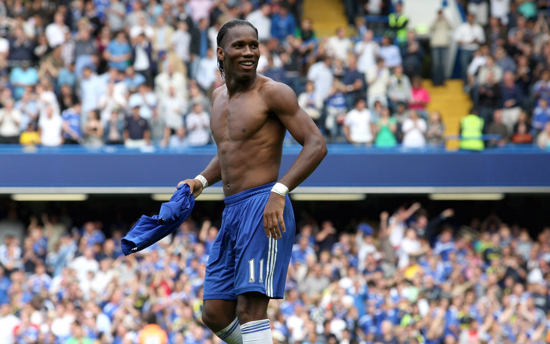 体育摄影师“百米冲刺抓拍赛” 一边奔跑一边按快门评比作品